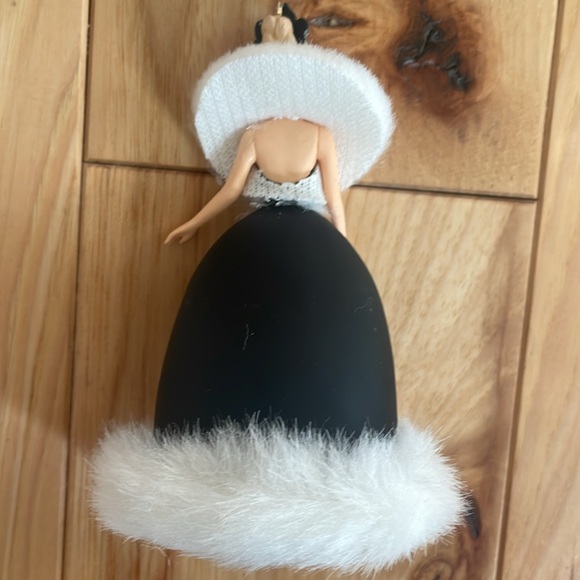 Hallmark Barbie 2006 Ornament - Picture 5 of 7